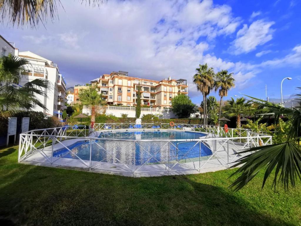 2Bdr Sunny Apartment With Pool And Private Parking In Benalmádena Esterno foto