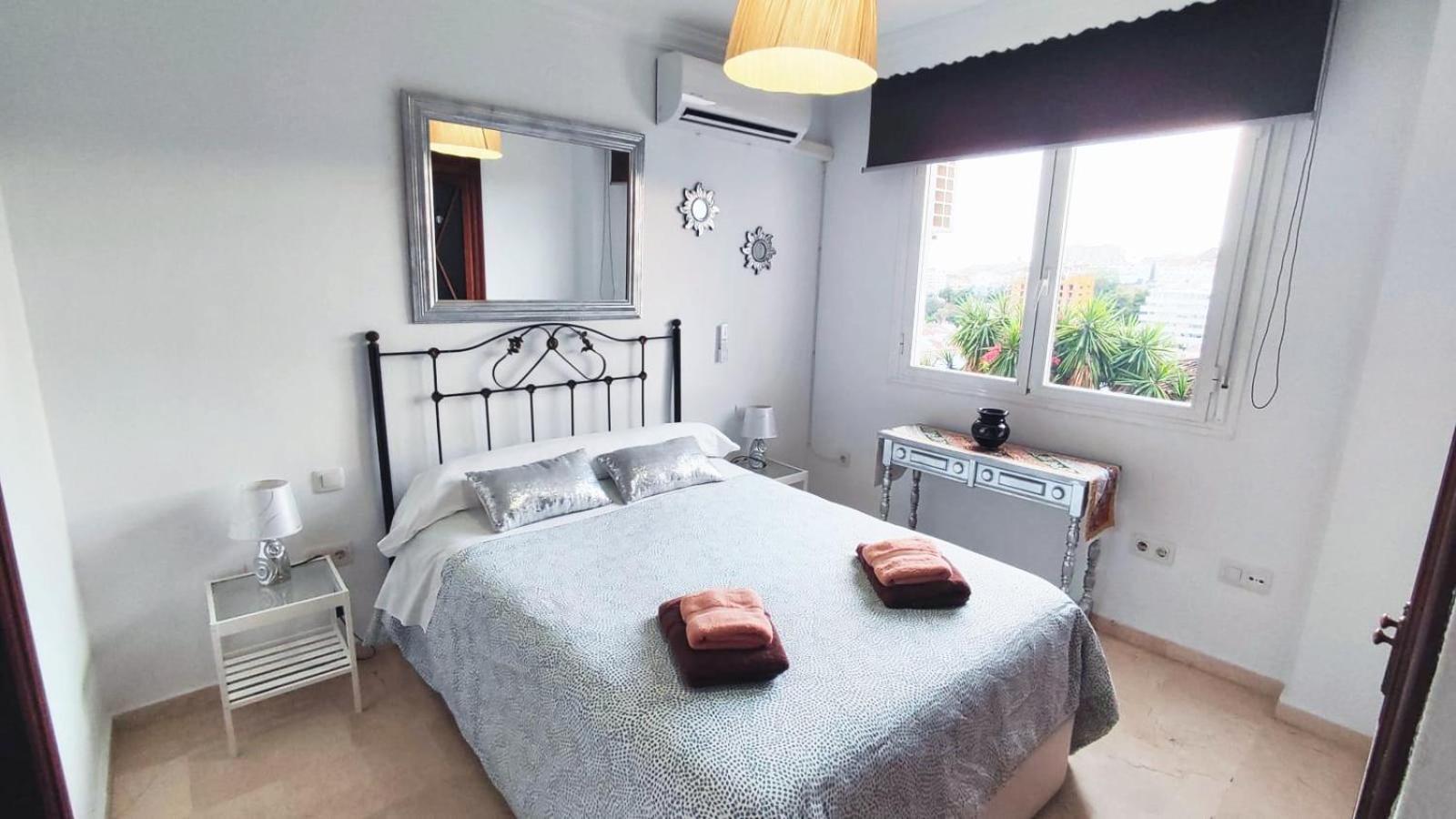 2Bdr Sunny Apartment With Pool And Private Parking In Benalmádena Esterno foto